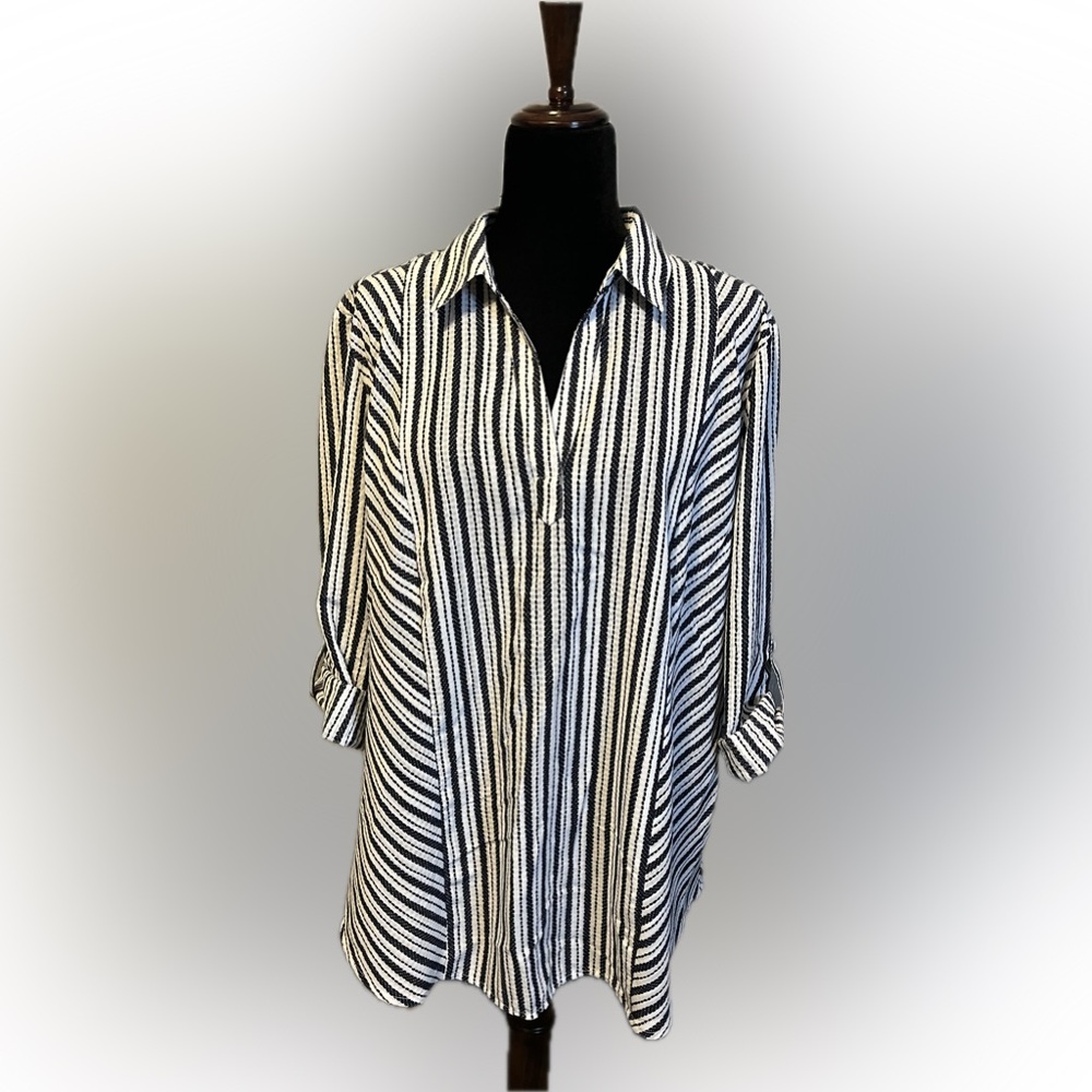 Chico’s Black & White Pop-Over-Top size XL